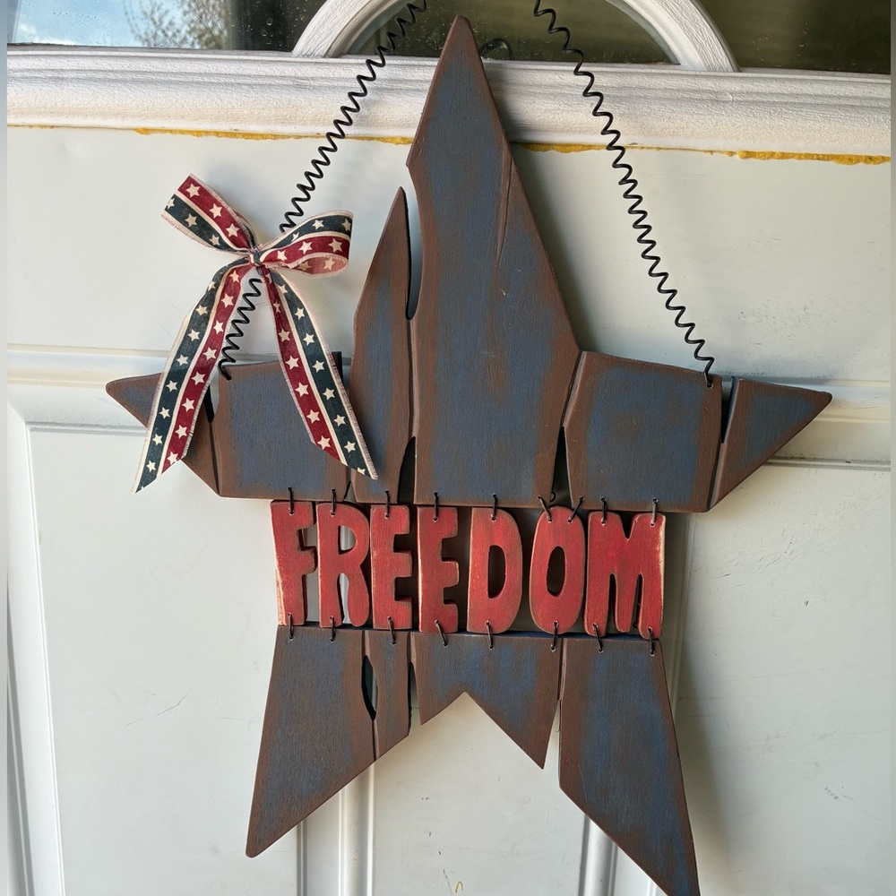 Rustic Wood “Freedom” Star   NWT
